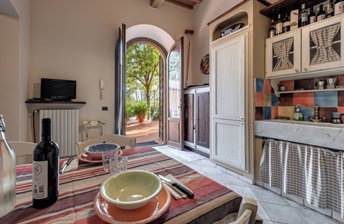 Capraia e Limite Apartment | Apartment 'Certopiano Loft' with Shared Pool, Shared Garden and Wi-Fi