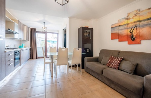 Torre Canne Apartment | Apartment 'Emma House, By The Sea' with Balcony, Wi-Fi and Air Conditioning