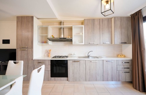 Torre Canne Apartment | Apartment 'Emma House, By The Sea' with Balcony, Wi-Fi and Air Conditioning