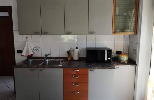 Croveo Apartment | Apartment 'Il Glicine' with Shared Garden