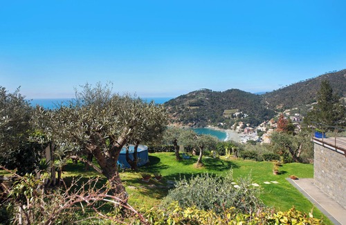 Bonassola Apartment | Apartment "Il Paradiso Sul Mare" with Shared Garden and Wi-Fi