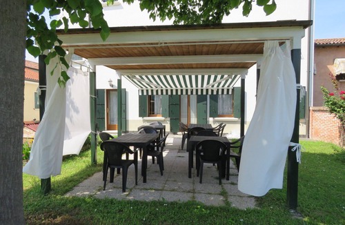 Malcontenta Apartment | Apartment in farmhouse, Venice. Bedroom, bathroom, full kitchen/living room.