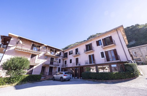 Piraino Apartment | Apartment "In Villa Domenica 4" with Mountain View & Wi-Fi