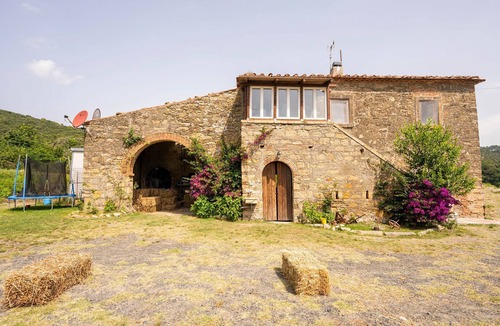 Livorno House | Apartment in rustic Tuscan farmhouse