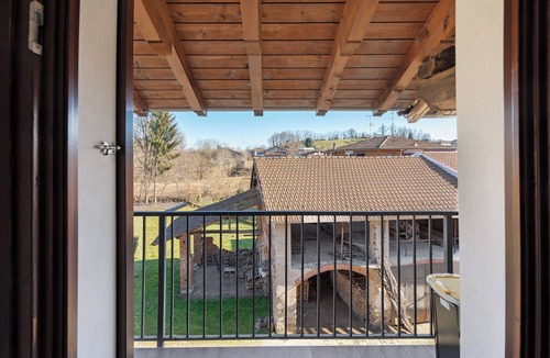 Borgomanero Apartment | Apartment 'L' Antico Fienile' with Private Garden, Wi-Fi and Air Conditioning