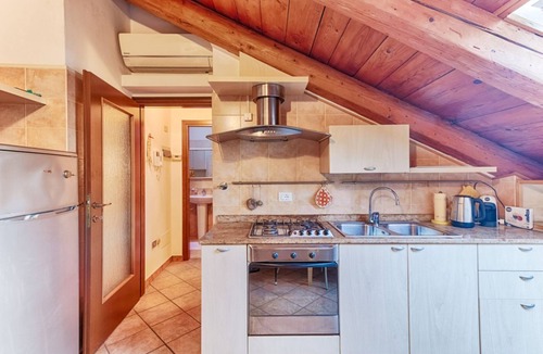 Barriera Vecchia-San Giacomo Apartment | Apartment located on the fifth floor of a building with a lift (there are 10 internal steps at the entrance to the apartment).In 45 sqm it comfortably accommodates 3 people, with a bedroom with two single beds and a sofa bed.Convenientlyt location and eq