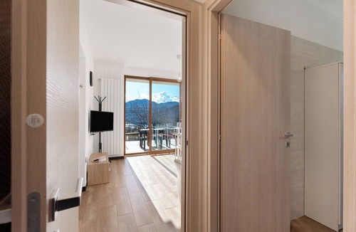 Pratolungo Apartment | Apartment 'Luna' with Lake View, Shared Pool and Wi-Fi