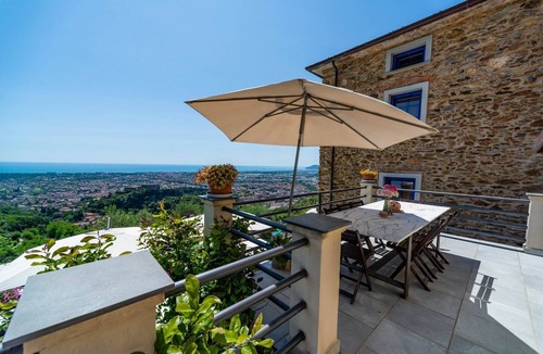Massa Apartment | Apartment on the first floor with a private sitting area and a wonderful view