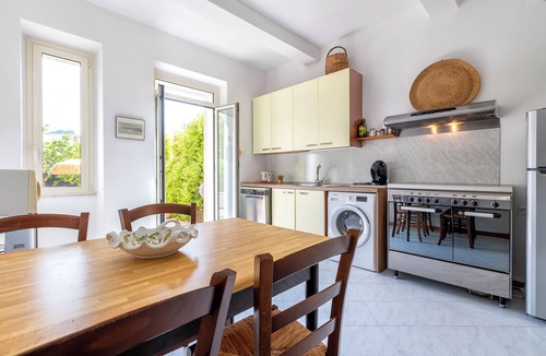 Pivarada Apartment | Apartment 'Rosas' with Private Terrace, Private Garden and Wi-Fi