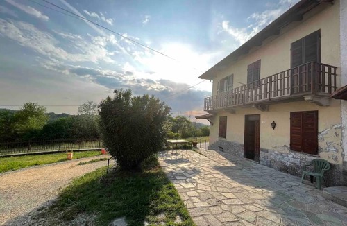 Montiglio Monferrato Apartment | Apartment with mountain and hill views