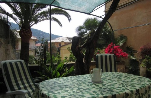 Levanto Apartment | Appartamento in tipica villa liberty ideale per una vacanza tra ulivi e oleandri