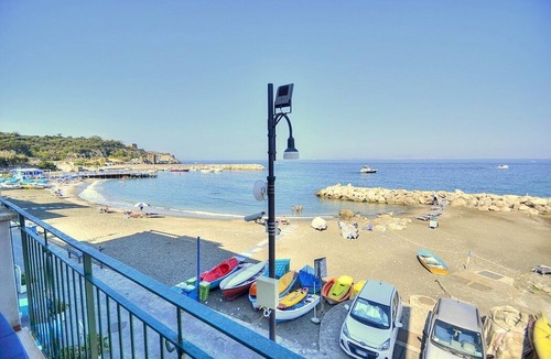 Marina di Puolo House | Appartamento Naia A: A graceful apartment located right on the beach, with Free WI-FI.