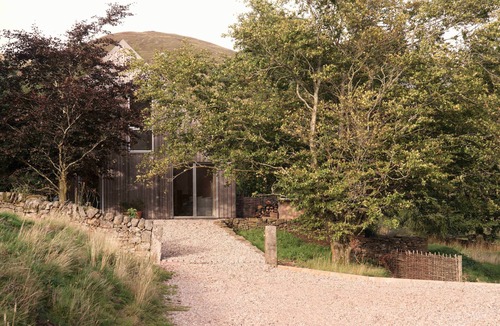 Penicuik Cottage | Architect-designed cabin in the hills near Edinburgh. Wood-fired hot tub.