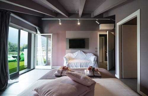 Costa Volpino Bed & Breakfast | Art B&B Design