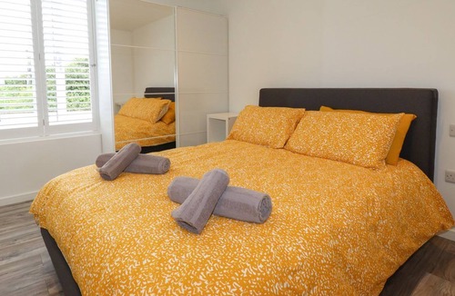 Crantock Apartment | BEACHVIEW APARTMENT 3, pet friendly, with a garden in Crantock