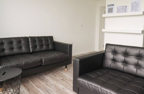 Crantock Apartment | BEACHVIEW APARTMENT 4, pet friendly, with a garden in Crantock