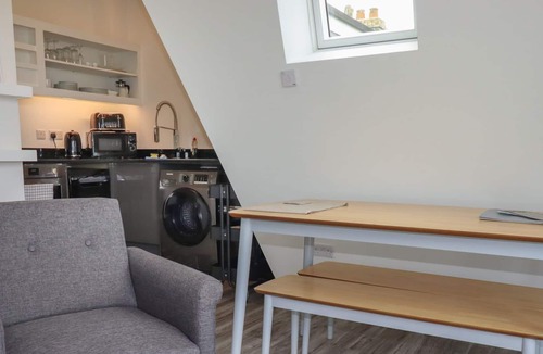 Crantock Apartment | BEACHVIEW APARTMENT 7, pet friendly, with a garden in Crantock