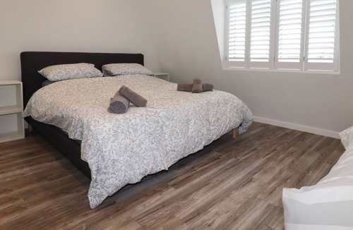 Crantock Apartment | BEACHVIEW APARTMENT 8, pet friendly, with a garden in Crantock