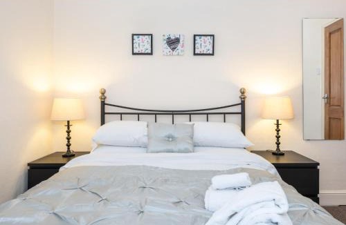 York Apartment | Beautiful 2 Bed with Free Parking - Pass the Keys