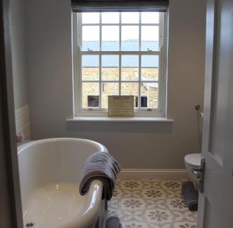 Woodford Halse House | Beautiful farm house with dedicated sitting and media room for guest's use