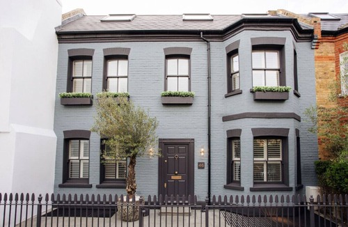 Parsons Green and Walham Apartment | Beautiful Fulham Townhouse with a bar & pool table