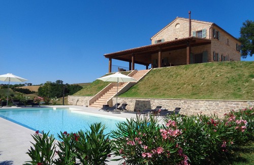 Monte Rinaldo Villa | BEAUTIFUL HOLIDAY HOUSE (6-8 people) in the rolling countryside of Le Marche