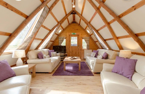 Maybole Villa | Beautiful private villa for 16 guests with WIFI, TV, patio, pets allowed and panoramic view