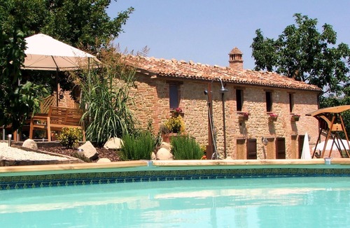 Amandola Apartment | Beautiful Self-Catering Farmhouse Apartments Near Amandola Le Marche With Pool