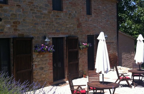 Amandola Apartment | Beautiful Self-Catering Farmhouse Apartments Near Amandola Le Marche With Pool