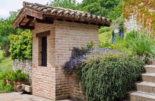 Belforte allʼIsauro Villa | Beautiful Villa in Belforte all'Isauro with Swimming Pool