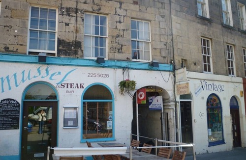Old Town Apartment | Beautifully upgraded 2 bedroom 1st floor flat in heart of Edinburgh's old town