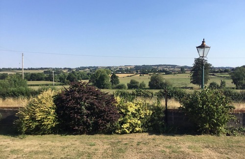 Stanton Drew Bed & Breakfast | Bed and breakfast with views of the stone circles.Double room with en suite 🚽
