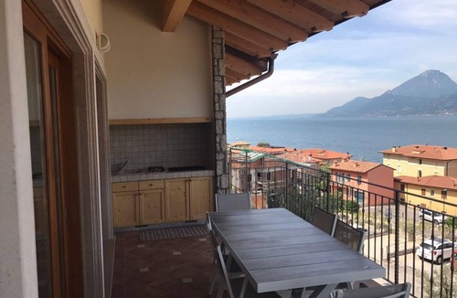 Magugnago Apartment | Bmp Apartment DELUXE 1 with Jacuzzi and lake view