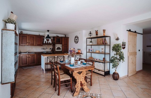 Roure House | Borgatalpina: cosy private residence, panoramic view, up to 16 guests