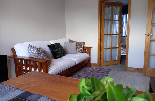 Newhaven House | Bright apartment in Charming Newhaven, Leith