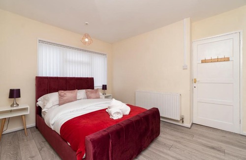 Bristol House | Bristol Place - Entire 3 Bedroom Home with Parking & Garden - Groups & Families