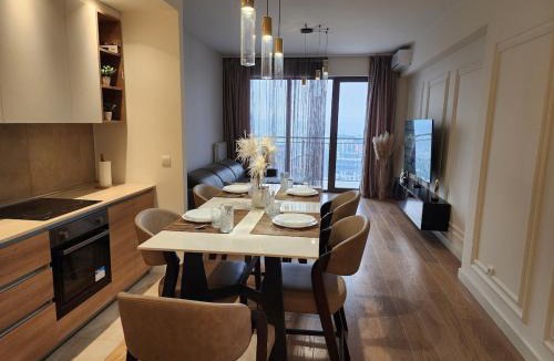 Sarajevska Apartment | BW SkyVerde on 21st - River & Tower View