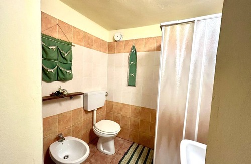 Fluminimaggiore Bed & Breakfast | Camera accogliente con tv 32 pollici aria condizionata bagno privato