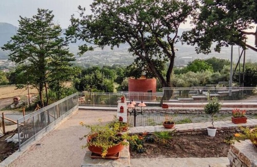 Lioni House | Camera Tripla con Vista Giardino