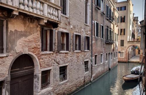 Santa Croce Apartment | Canal View Suite in Rialto by Wonderful Italy