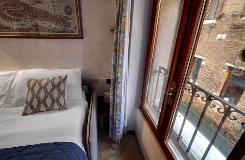 Santa Croce Apartment | Canal View Suite in Rialto by Wonderful Italy