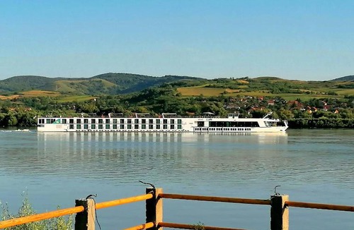 Cerevic House | Captain's house by the Danube river