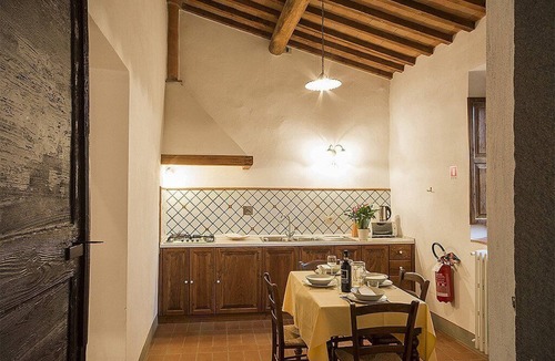 Grassina House | Casa Bonannia L: A cheerful one-story apartment in the characteristic style of the Tuscan countryside.