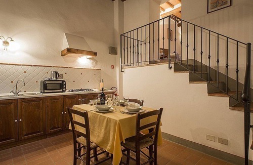 Grassina House | Casa Bonannia N: A cheerful three-story apartment in the characteristic style of the Tuscan countryside.
