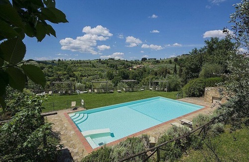 Grassina House | Casa Bonannia P: A bright two-story apartment in the characteristic style of the Tuscan countryside.