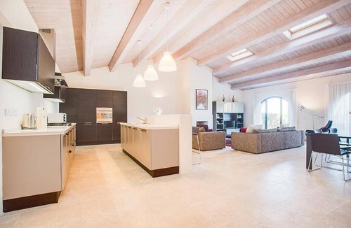 Trequanda House | Casa Dracena P: A welcoming two-story apartment situated in the heart of the Tuscan countryside, with Free WI-FI.