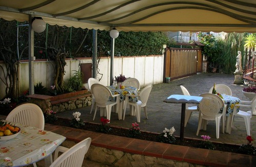 Gianola House | Casa Fiorita con 3 appart. per gruppi di 20 persone, 10 min. a piedi dal mare