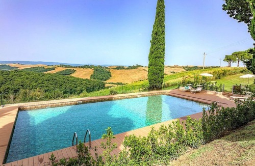 Asciano House | Casa Giobatta B: A characteristic and welcoming two-story age-old farm house surrounded by the greenery, with Free WI-FI.