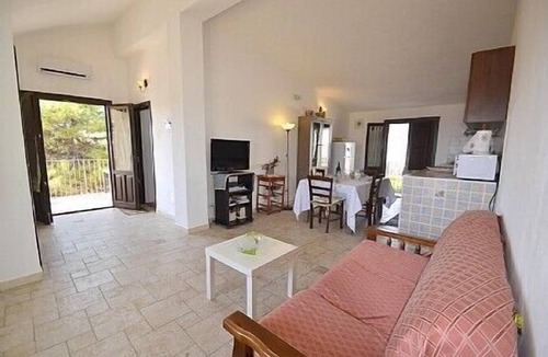 Avola Apartment | Casa Morna: A graceful apartment situated at a short distance from the beach, with Free WI-FI.