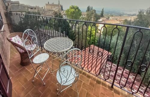 San Gimignano City Centre Apartment | Casa nella Corte nel Centro di San Gimignano con balcone panoramico wifi e garage auto privato